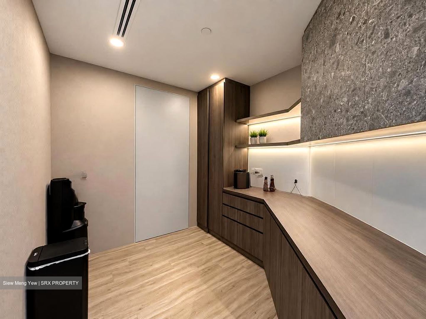 Gateway East (D7), Office #622071061